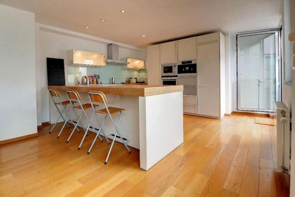 Down Town Spacious Duplex With Private Parking & Game Room Brüssel Exterior foto